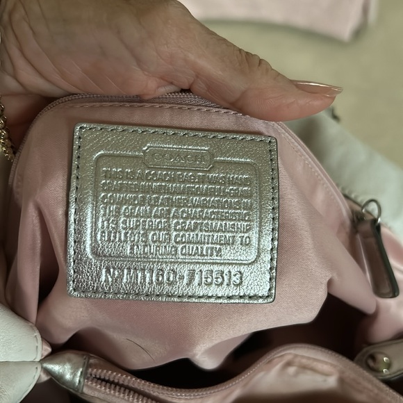 Coach cream, colored leather bag, gorgeous beautiful pink inside lining - Picture 3 of 3